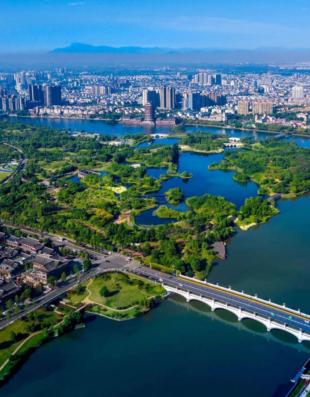 "孕奇蓄秀当此地,郁然千载诗书城",东坡城市湿地公园是东马赛道的终点