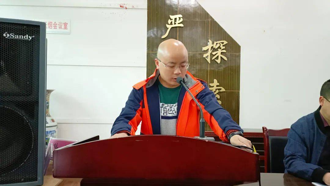 在师徒结对仪式上,阆中中学副校长吴超表达了阆中中学对帮扶工作的