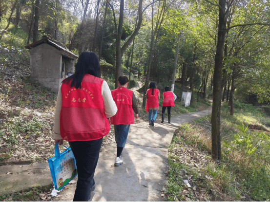 志愿者服务照片背影女图片