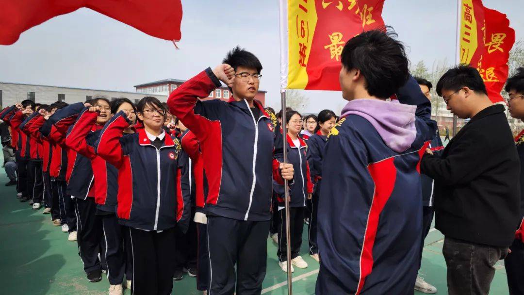 武罗学校举行高中部汇操比赛!_青春_生活_班级