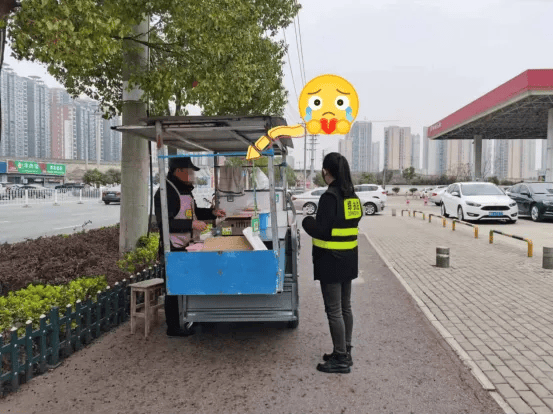 安陆府东路流动摊贩占道经营04郊郢路"爱玛电动车"违规搭设遮阳棚占道