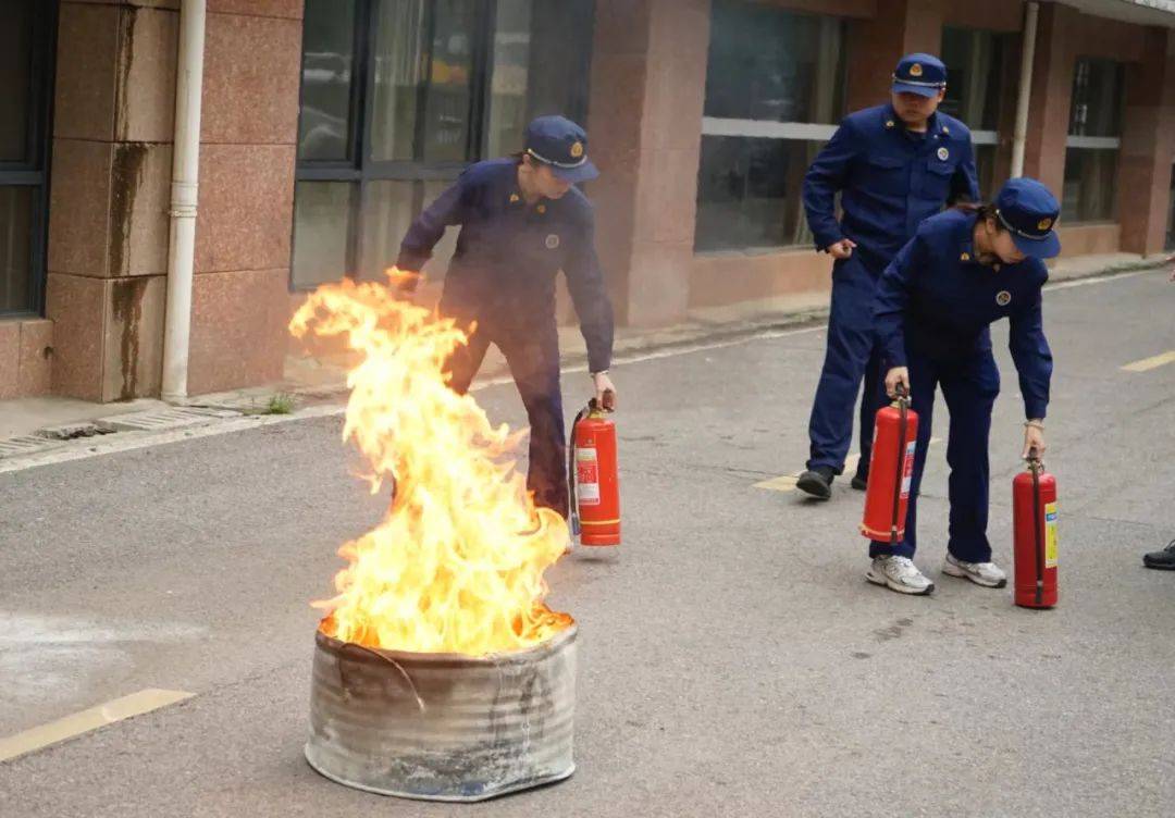 咸宁市教育局消防演练进机关筑牢安全防火墙