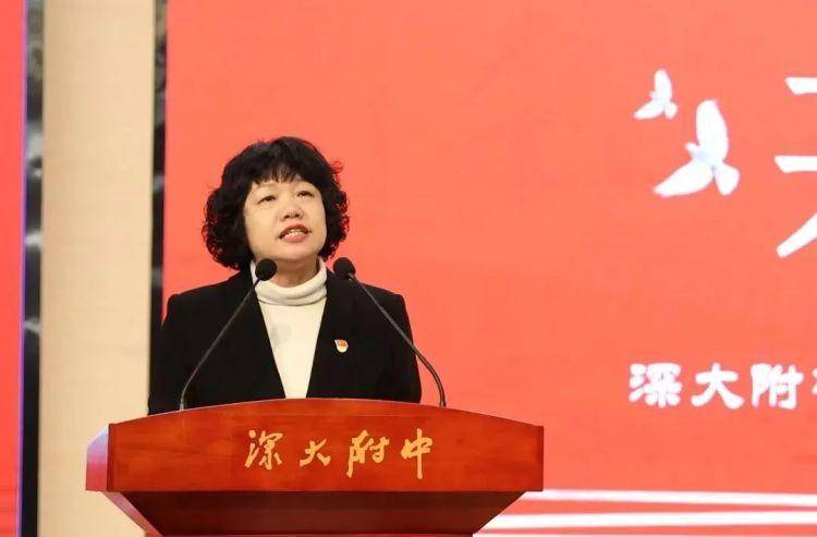 深大附中副校长陈美英介绍,拔尖创新人才培养课程将进入课表之中,在