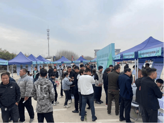 人社工作进园区春风送岗促就业西安浐灞国际港举办2024年春风行动走进