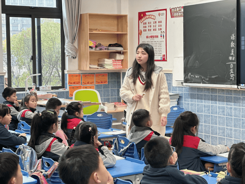 两节课后,学校还安排了有趣的"两人三足"亲子活动,孩子们纷纷邀请家长