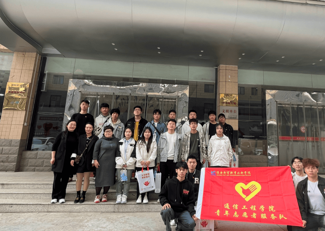 陕西邮电职业技术学院大学生参观血站并挽袖献血