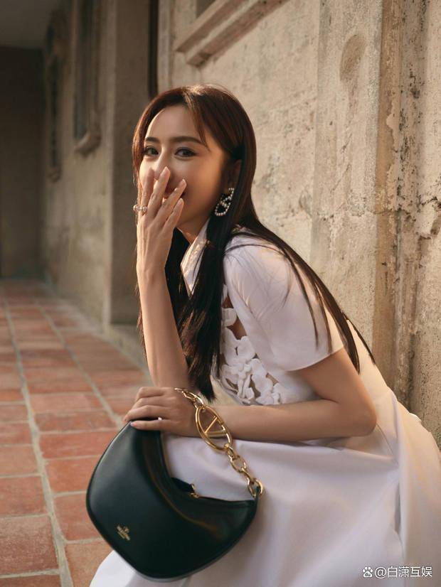佟丽娅身穿白色镂空初恋裙搭配大耳饰张扬迷人