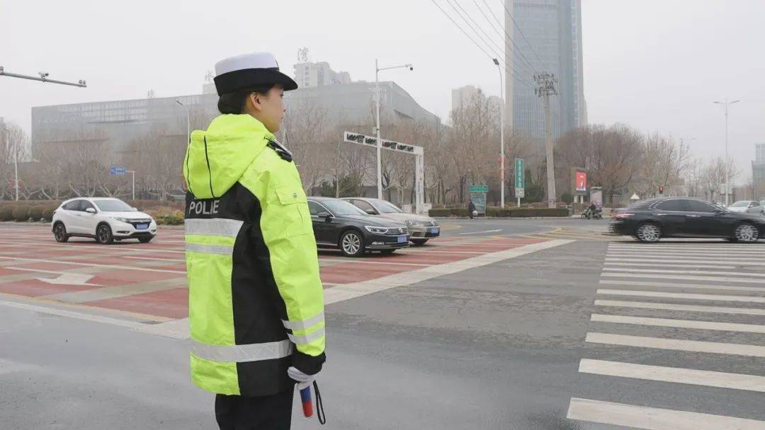 女交警做表率 创城路上展巾帼风采_文明_交通_特勤中队