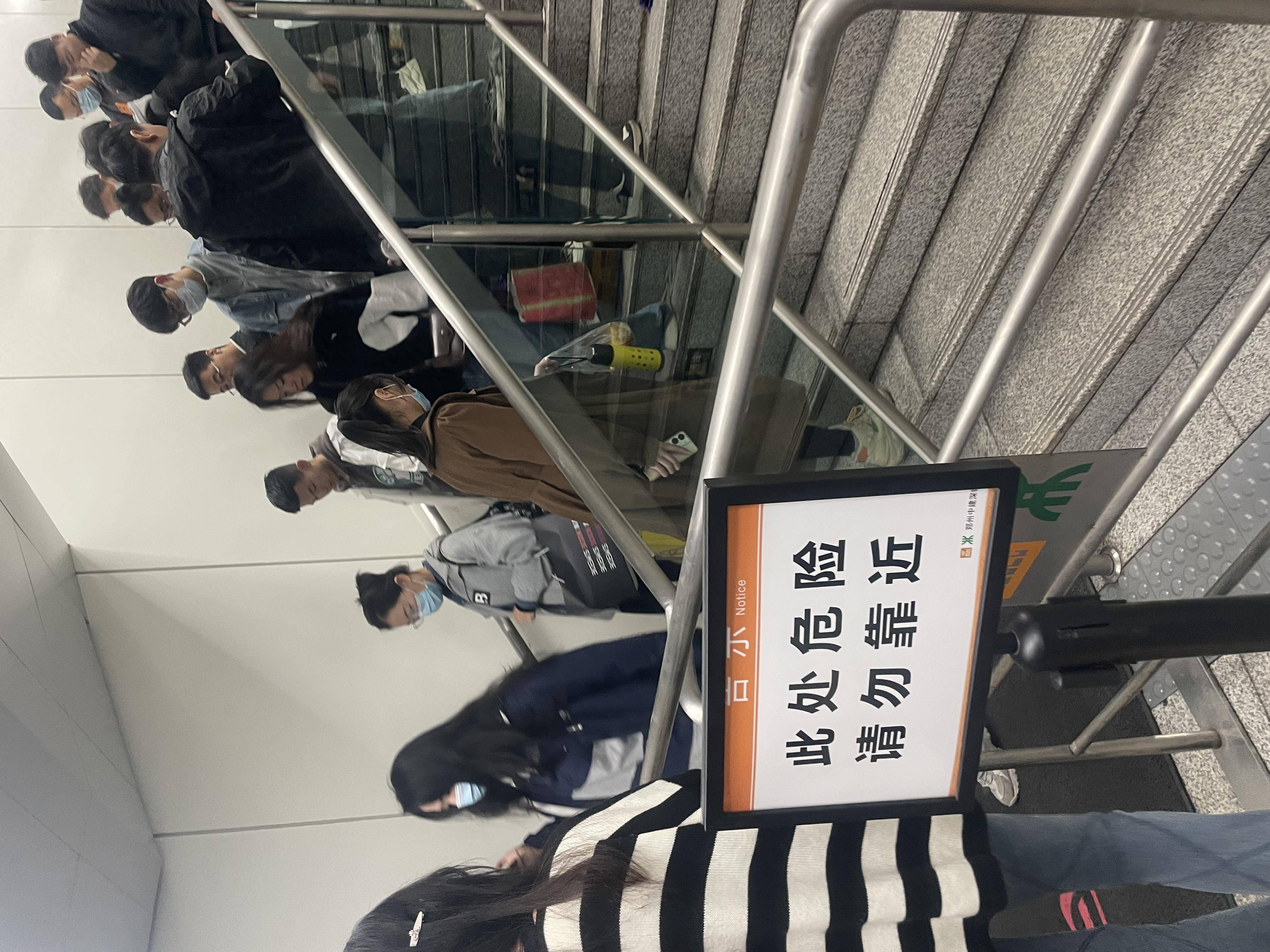 郑州地铁海滩寺站3号换乘为何楼梯拦挡不让过回复来了