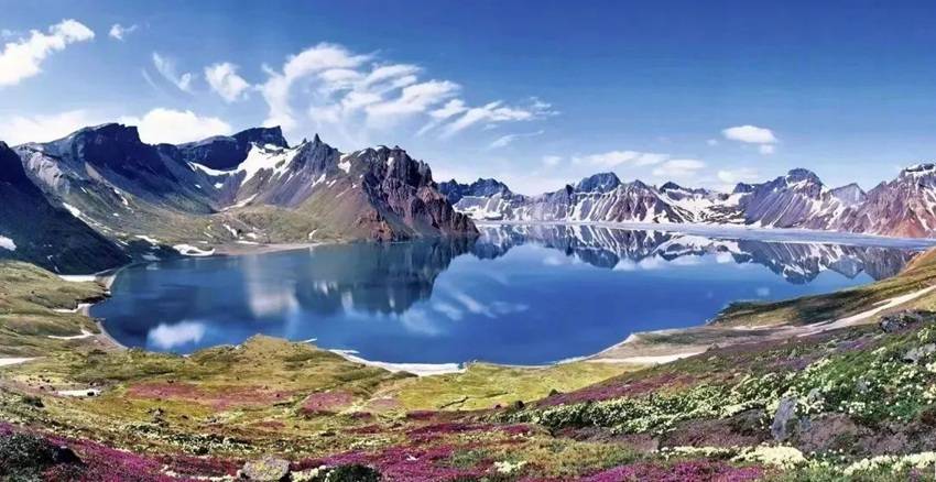 吉林长白山世界地质公园位于吉林省长白山地区,以火山地质地貌遗迹为