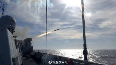 舰炮轰鸣海军海口舰昼夜练兵