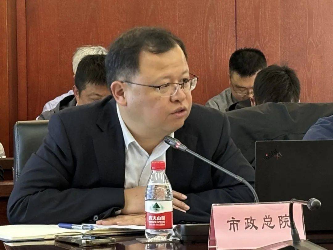 市住建委副主任裴晓,建筑市场监管处副处长沈宏,市绿建协会会长崔明华