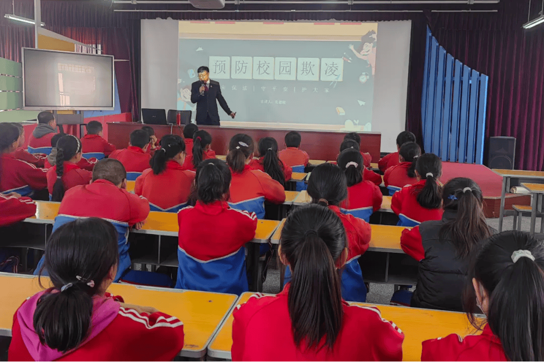 大武口区隆湖五站小学邀请大武口区检察院孔德俊警官走进校园,开展以"