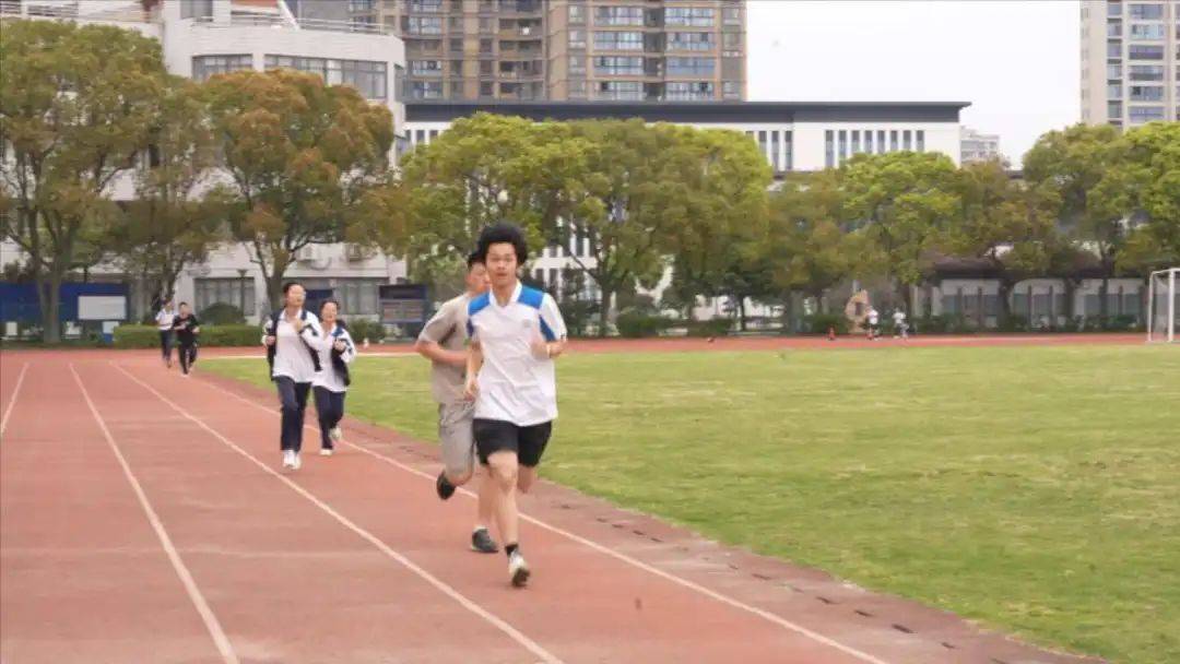 今年的中考体育考试场地位于市四中内(富强路以东,富民南路以西,沿河