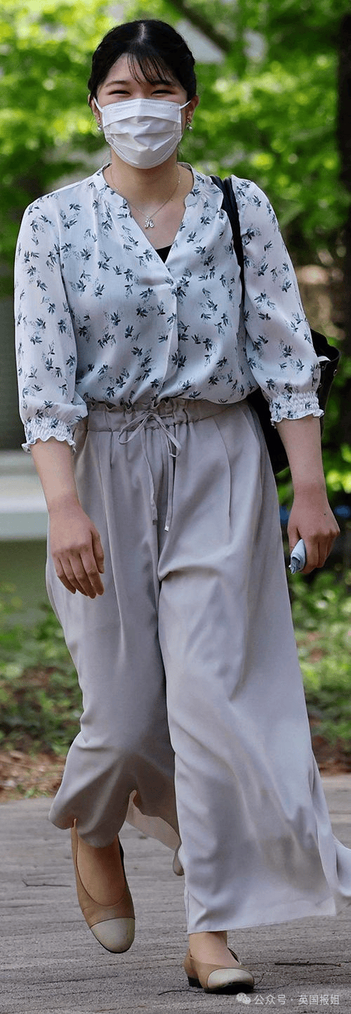 (佳子公主)穿平价服饰衣着的爱子,打扮和淑女风的佳子公主相比显得有