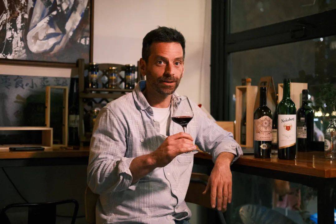 在十几年前 james 就来到了昆明,并在2013年左右开始做起了烈酒供应的