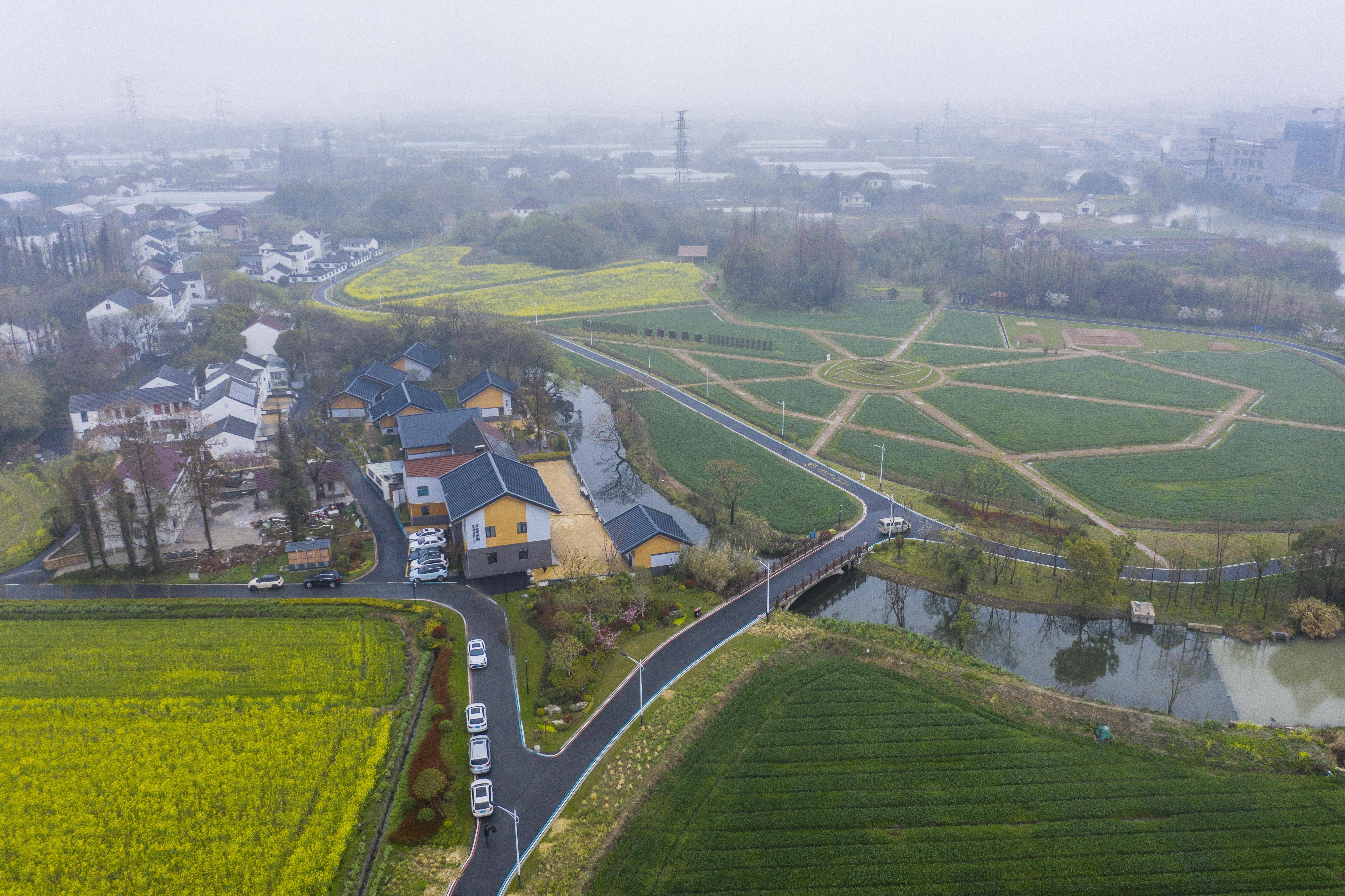3月28日,在位于嘉兴市南湖区新丰镇的南湖区中心医院服务中心,村民在