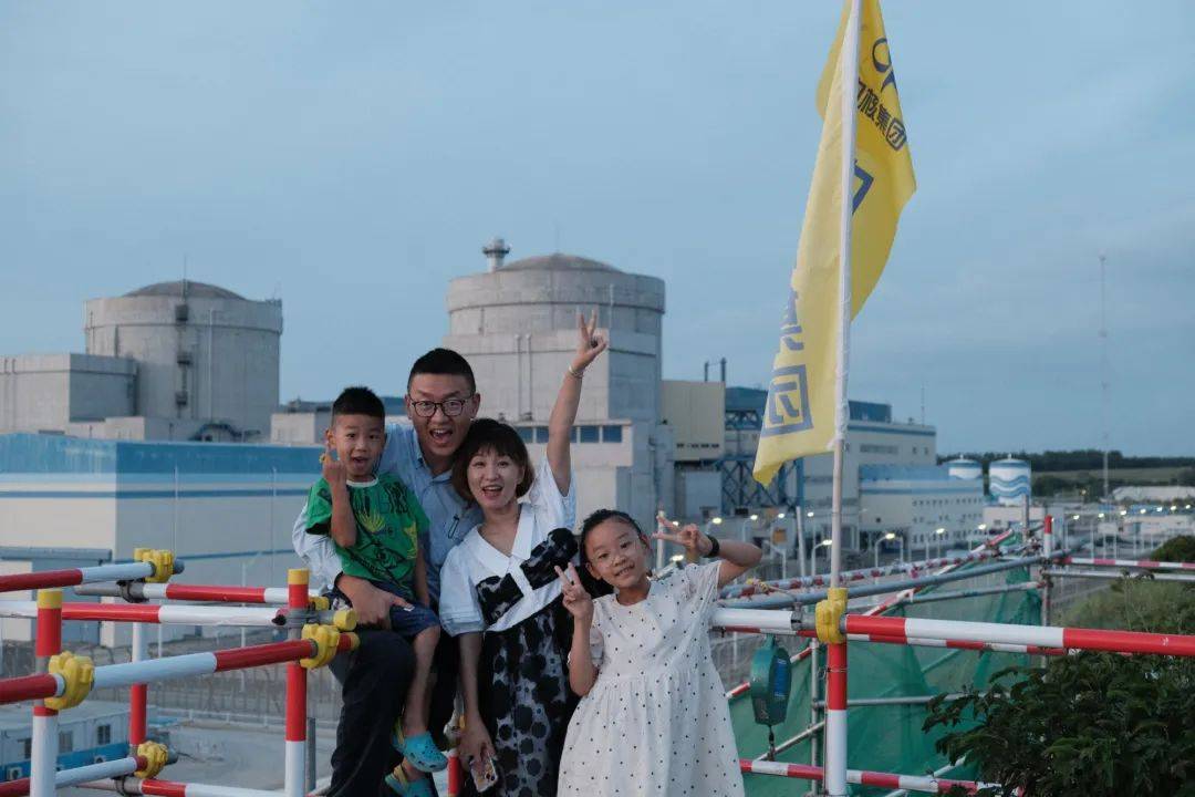 这个男孩叫小龙他已集齐五福可召唤双龙出海
