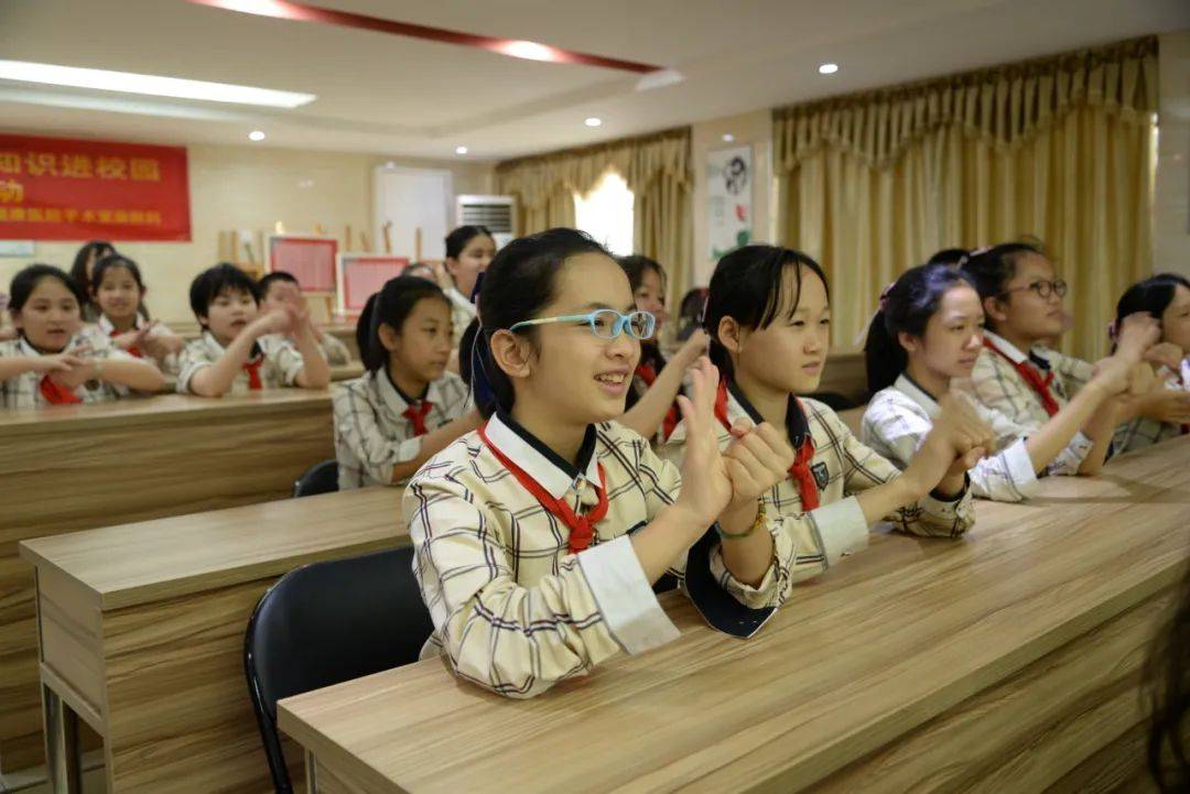 在展示洗手舞环节,学生们也不由自主地伸出双手有模有样地学了起来,有