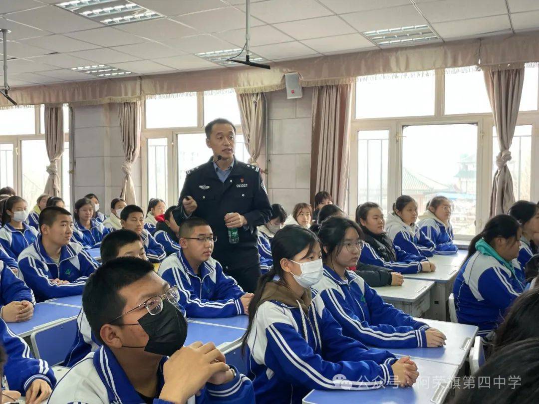 第四中学开展了"委员在身边"暨防校园欺凌专题讲座