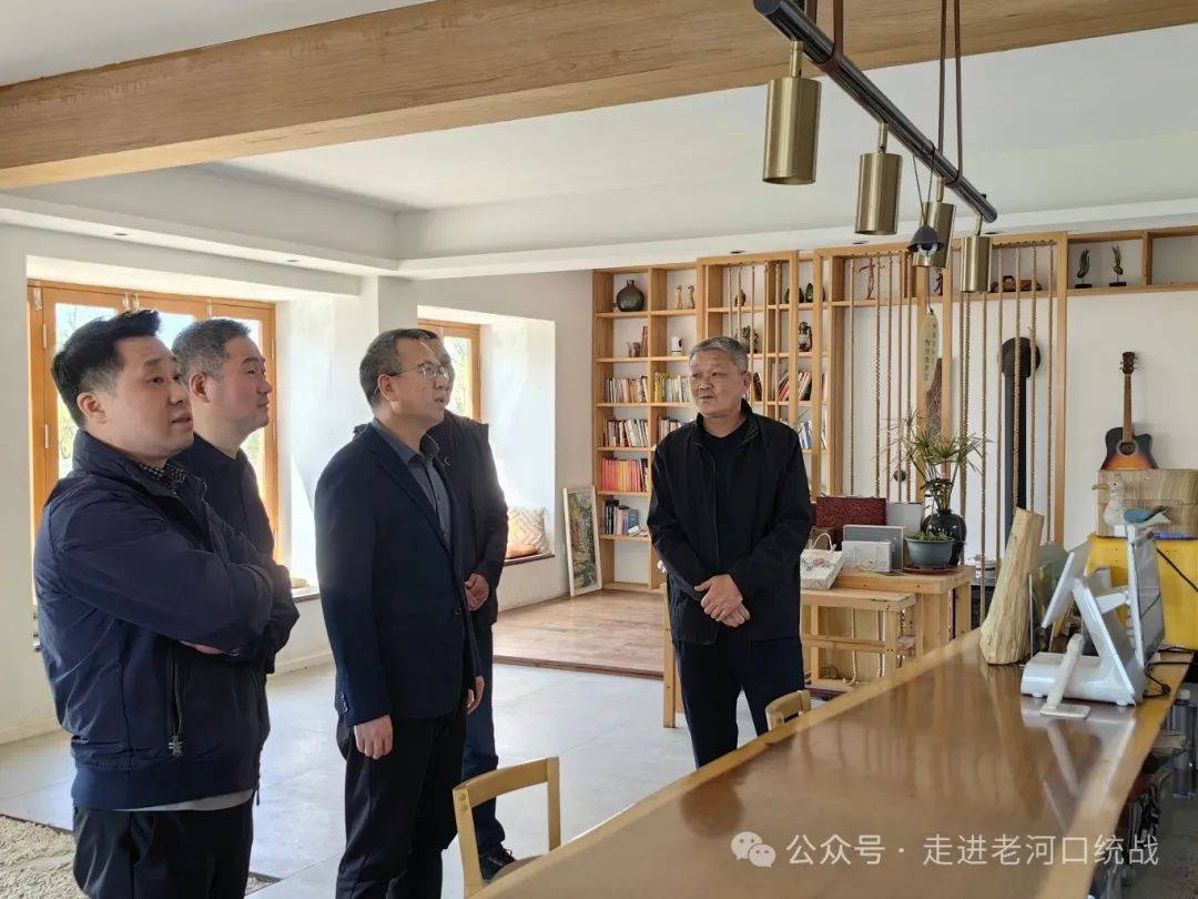 在孟楼镇李河村"书香李河"新乡贤统战工作实践创新基地,调研组听取了