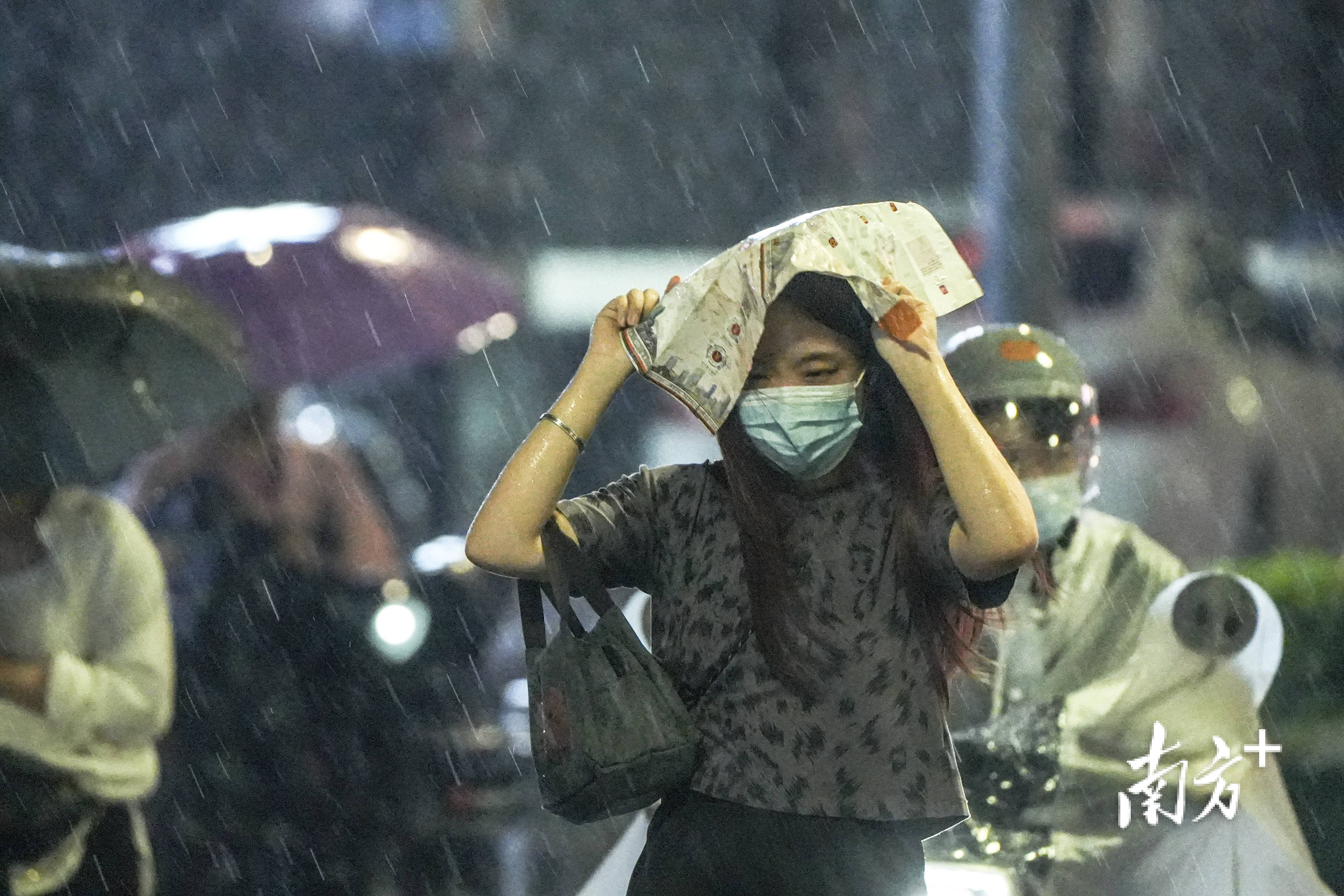 组图|佛山风雨夜行人_暴雨_市民_突遇