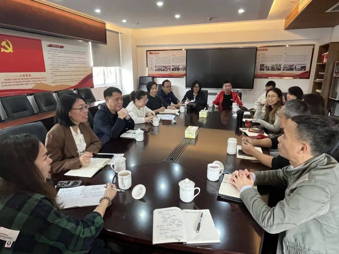 与可园博物馆副馆长林臣勇及保管部同行进行