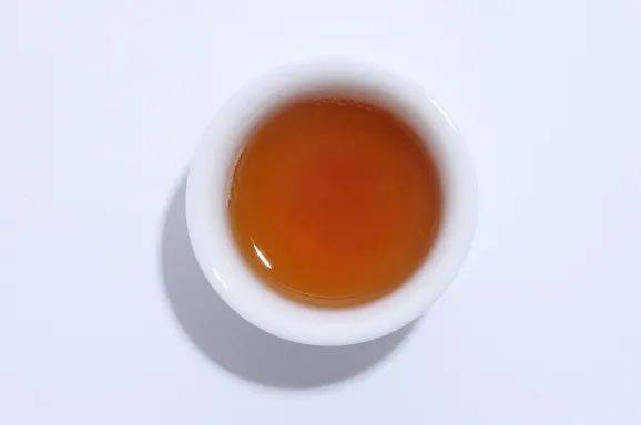 龙额火山茶龙额火山茶,色泽乌润显毫,外形紧结卷曲,汤色红亮,香气清甜