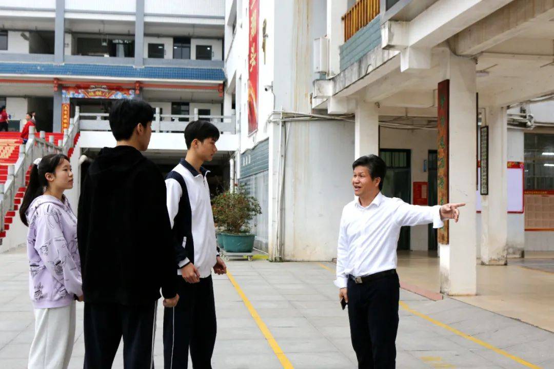 融水中学百年校庆丨校长何培源是领航舵手带领孩子们领略不同风景