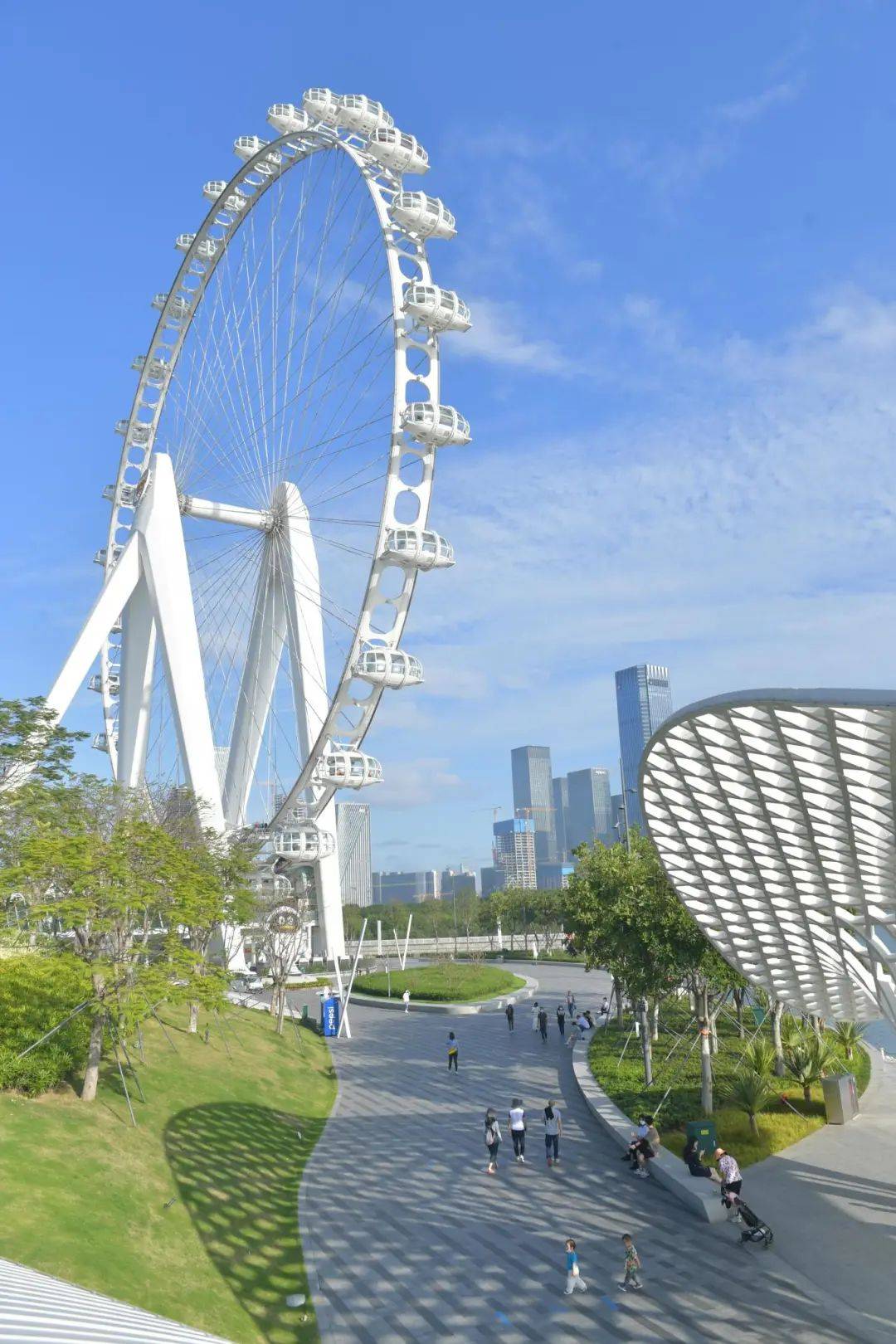 国内首个全天景,回转式轿厢摩天轮这里有128米高来宝安吧!