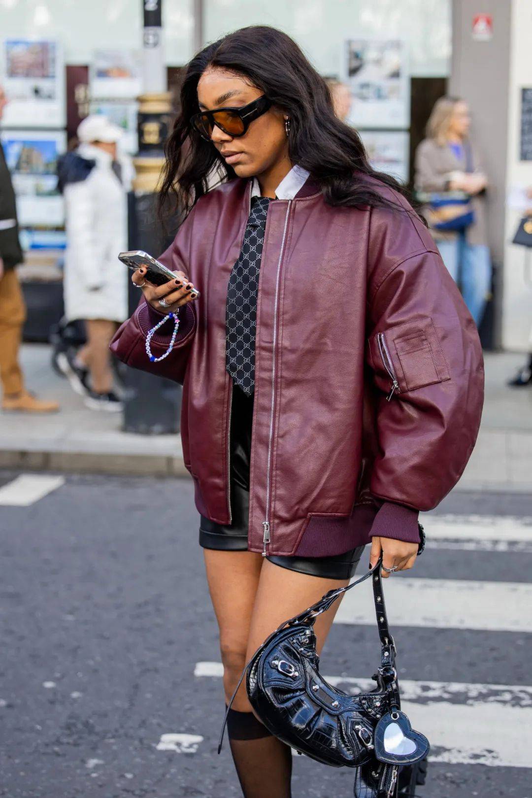 街头风格:今年春天如何穿飞行员夹克_时尚_vogue_热点