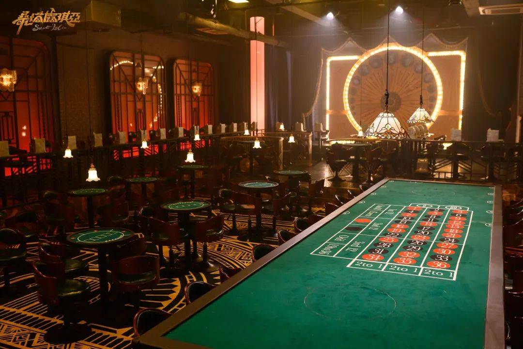 1930年禁酒令下的纽约,非法制售私酒的家族势力占领了阿波罗尼亚酒吧