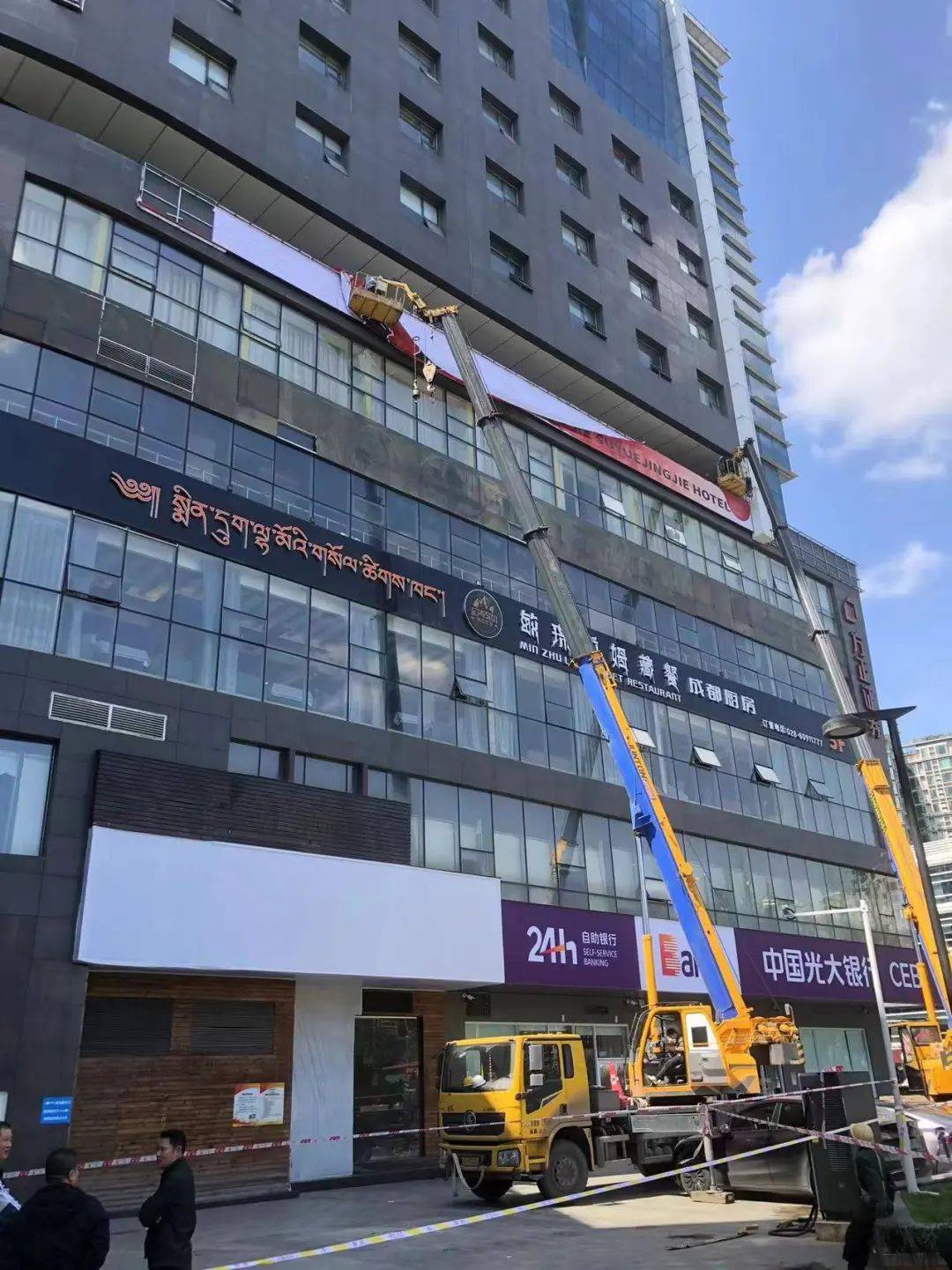 户外广告店招专项治理①扮靓武侯招牌风景线颜值安全双提升