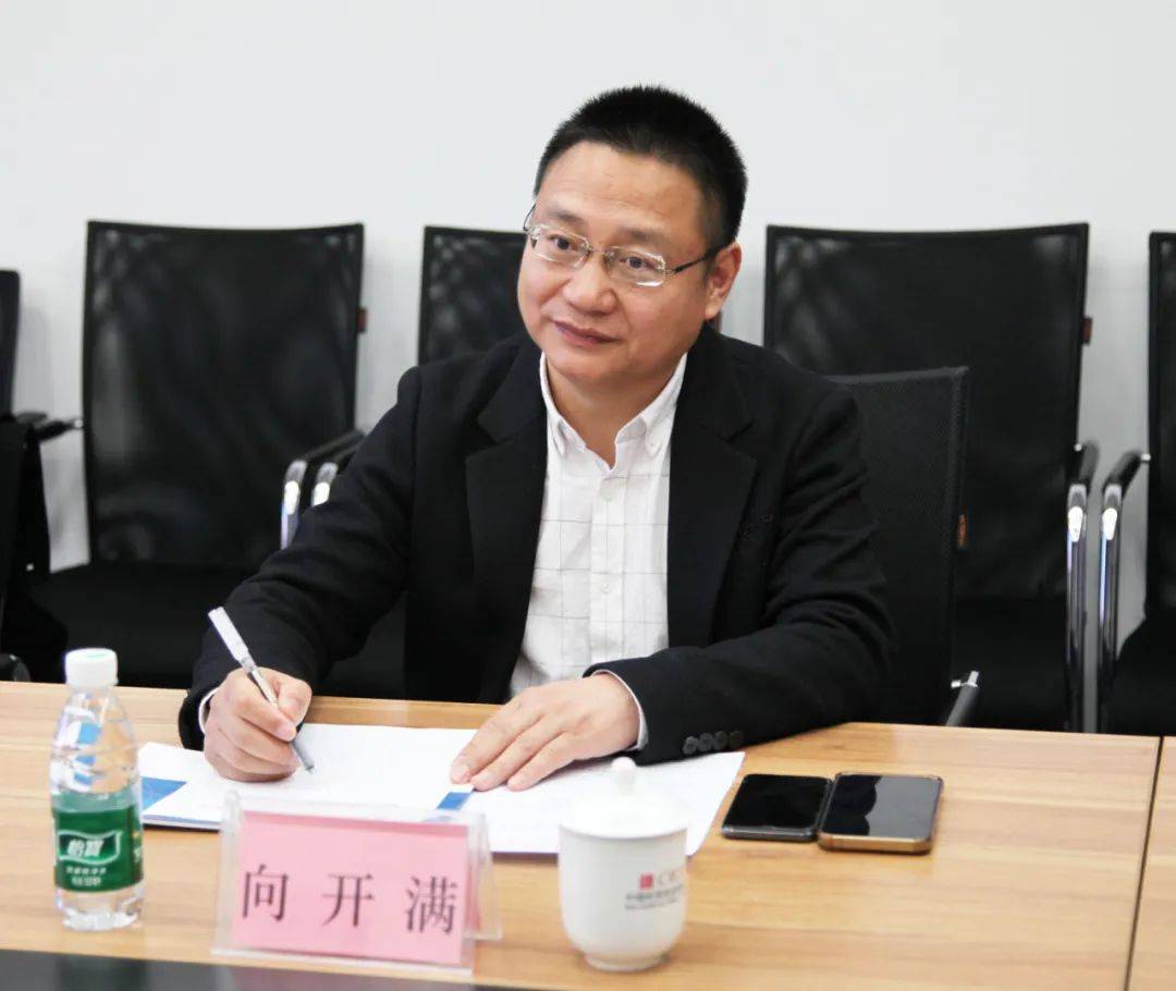 商会党委常务副书记兼秘书长李兵书,副秘书长兼国际事务部主任王芸