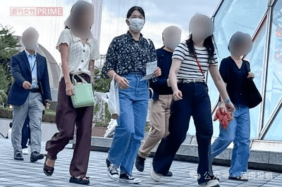 当天爱子穿着随性的牛仔裤的碎花衬衣,帆布鞋,俨然一副大学生的模样.