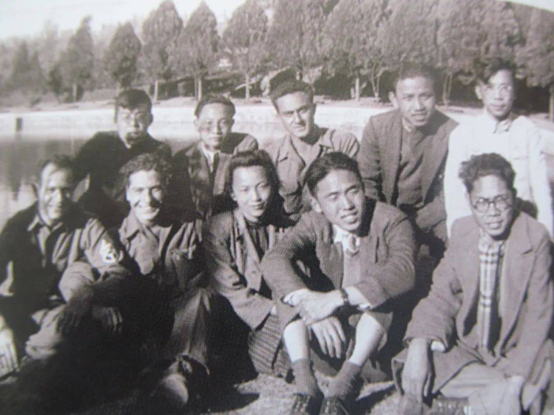 1944年,马识途(前右一)在昆明与援华抗日的美国飞虎队员郊游时合影