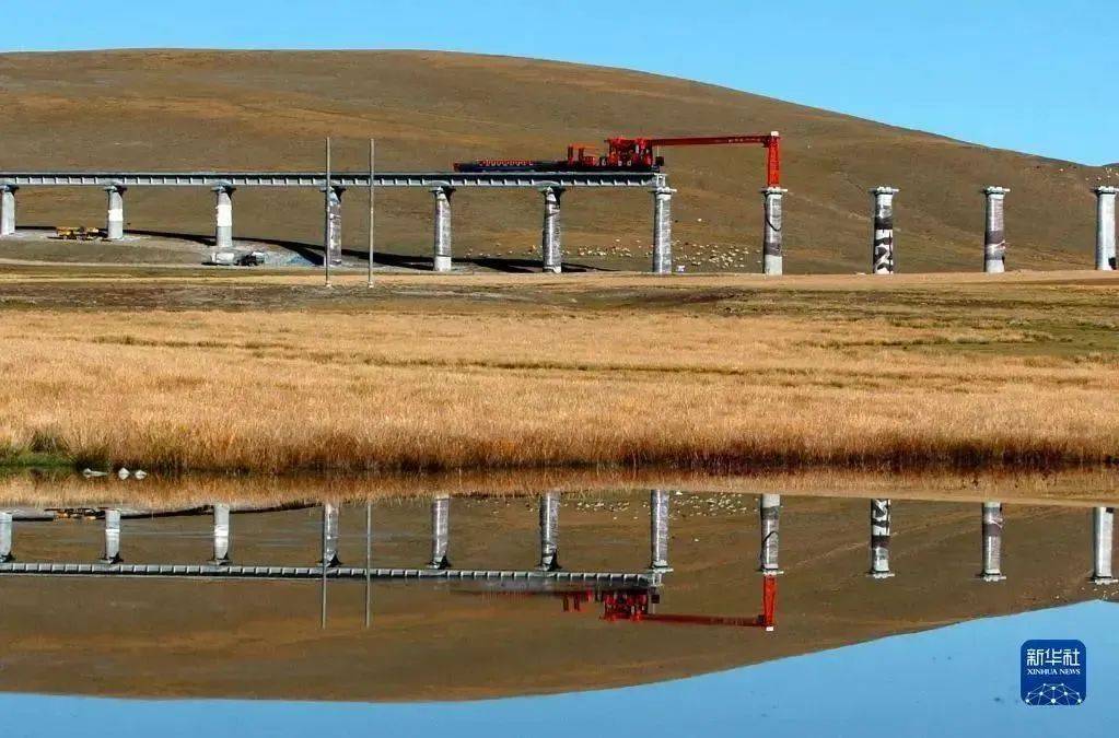 青藏铁路在架桥施工中(2004年资料照片).