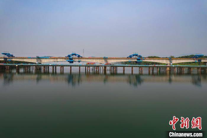 揭惠铁路榕江南河特大桥主跨合龙