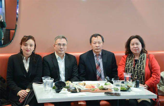 王志东律师与mira日本寿司员工合影,左二为东主冯健熙庆祝餐会之后