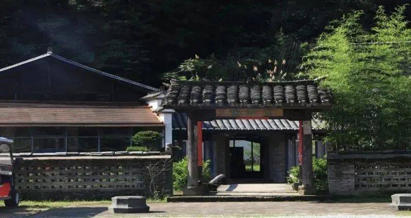 殷桃此次打卡的第四站是真如堂,位于陶源谷深处的一座"陶瓷工坊",沿