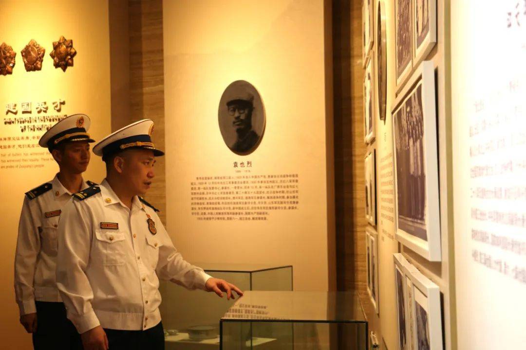 参观结束后,由龙州大队教导员吴大双领誓,全体政工干部重温入党誓词