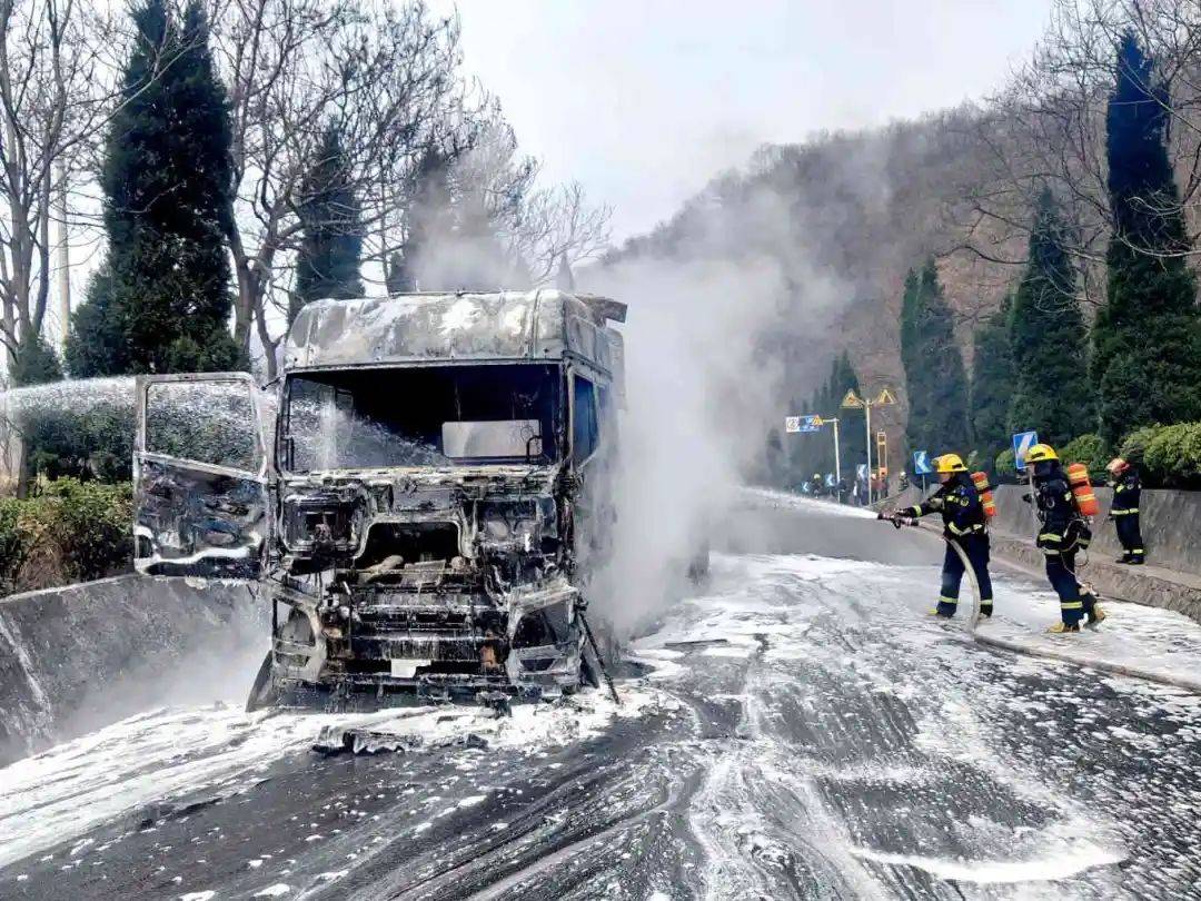 一满载48吨浓硫酸的槽罐车在327国道起火