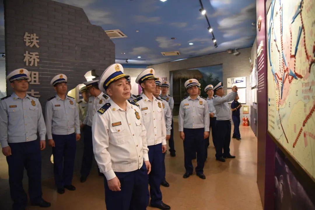 参观结束后,由龙州大队教导员吴大双领誓,全体政工干部重温入党誓词