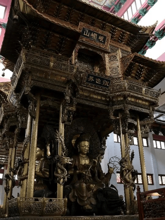 晋代隆安三年(399)慧持和尚从庐山入蜀,在此修建普贤寺,供奉普贤菩萨