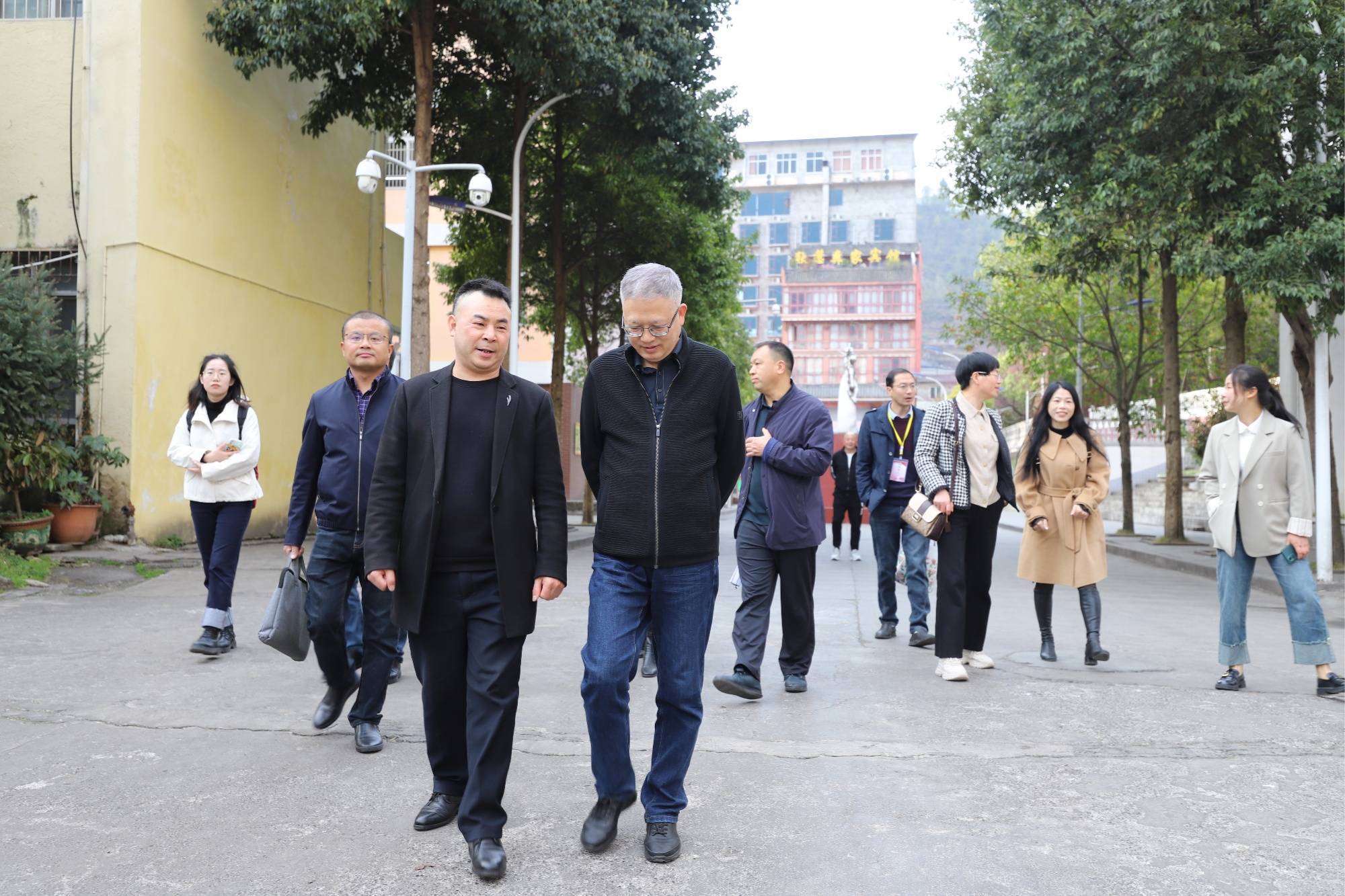 柴盛一行在雷波县教体科局副局长严巨芳,县教师发展中心主任王思武