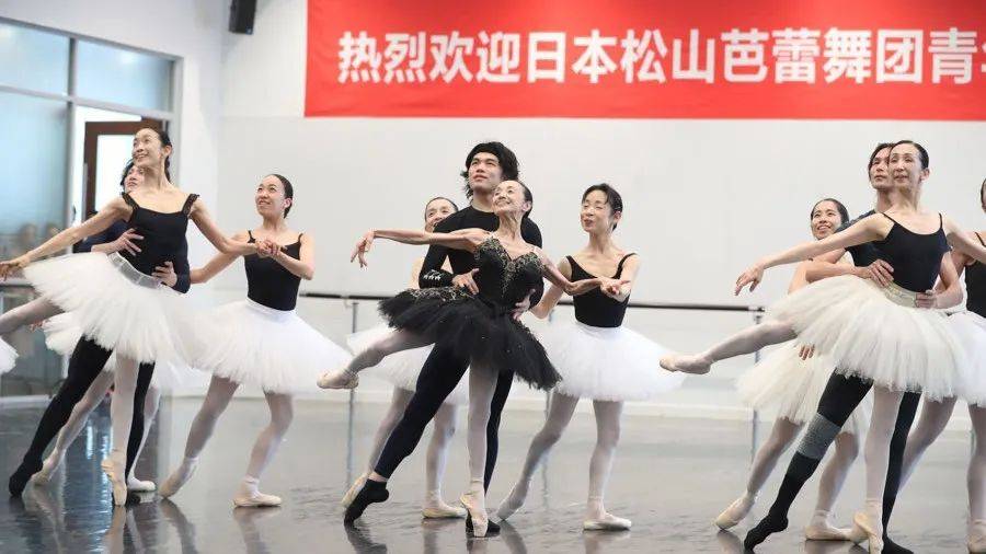 76岁日本演员演绎天鹅湖用足尖续写中日芭蕾外交