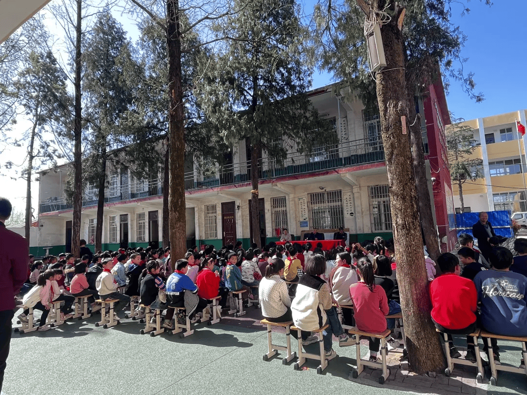 67邓州市刘集镇钱集小学隆重举行钱红超捐赠物品发放仪式