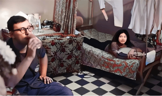 越南的耻辱女子和美国大兵亲热完趴在床上一脸崇拜地看着他