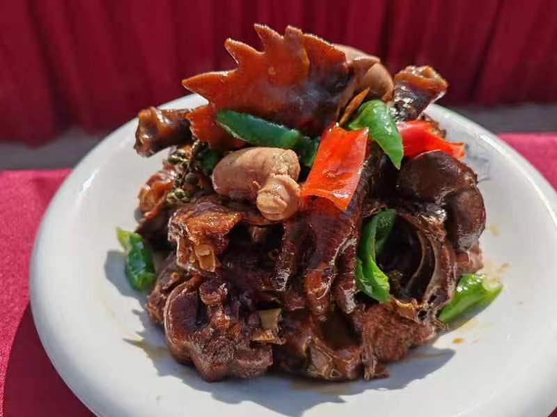 草根厨神与烹饪精英巅峰对决新泰烹鸡大赛激情开赛