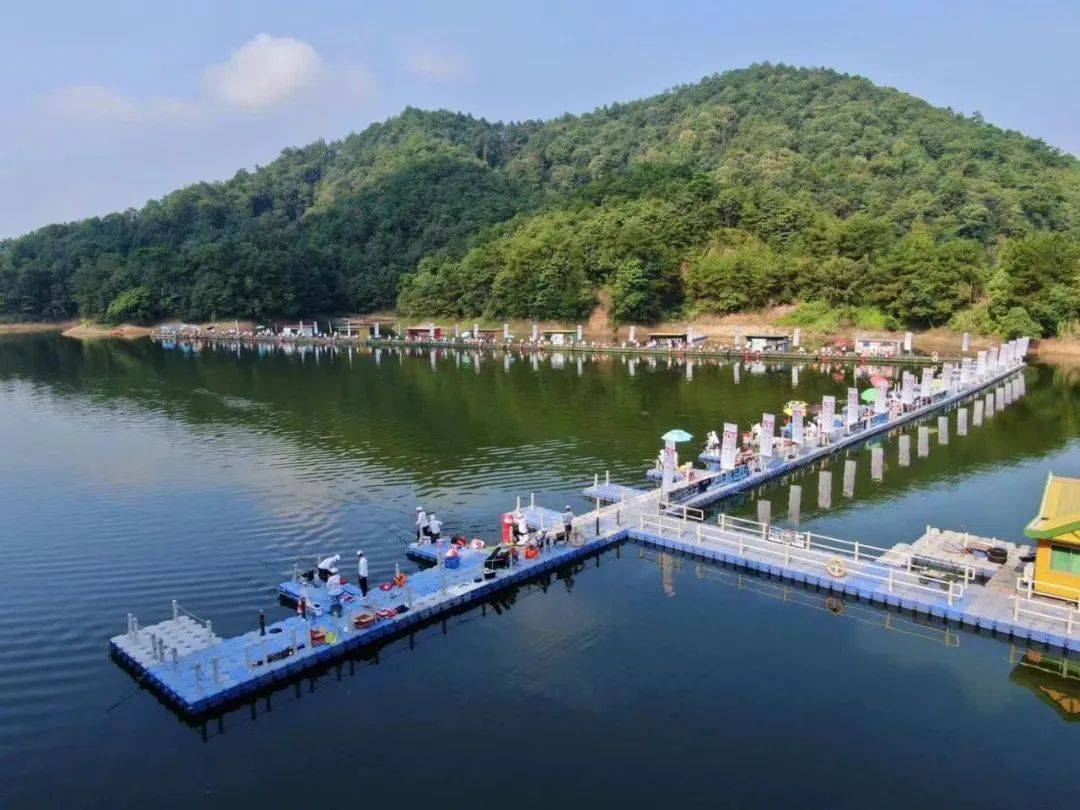 千岛湖国际垂钓中心位于千岛湖西南湖区,与龙川湾景区融为一体,是我县